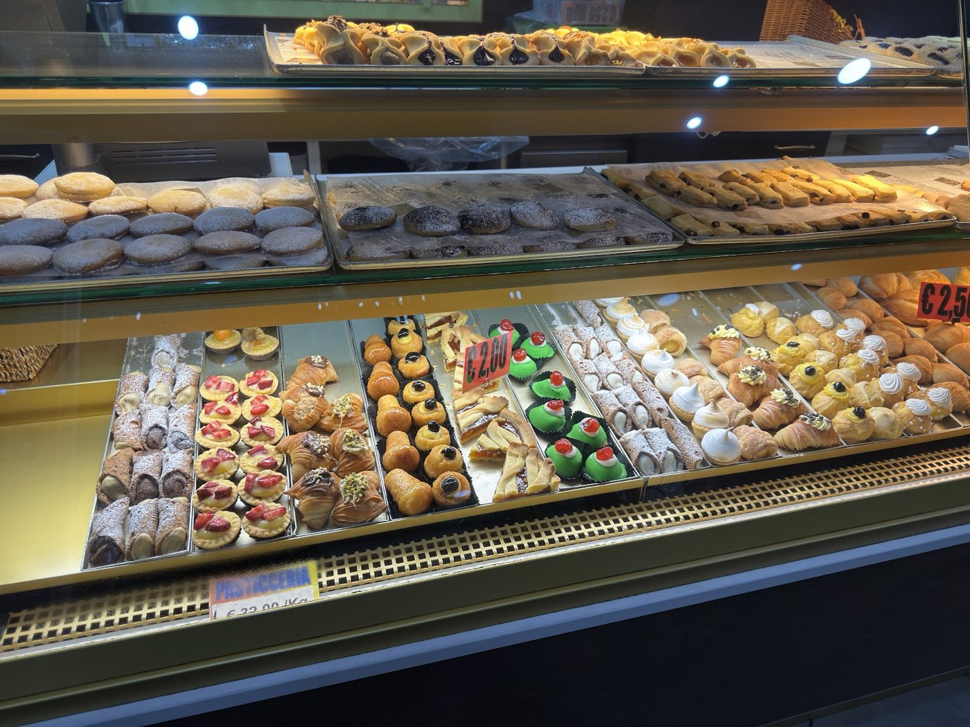 Il banco della pasticceria con cannoli, crostatine e sfogliatelle