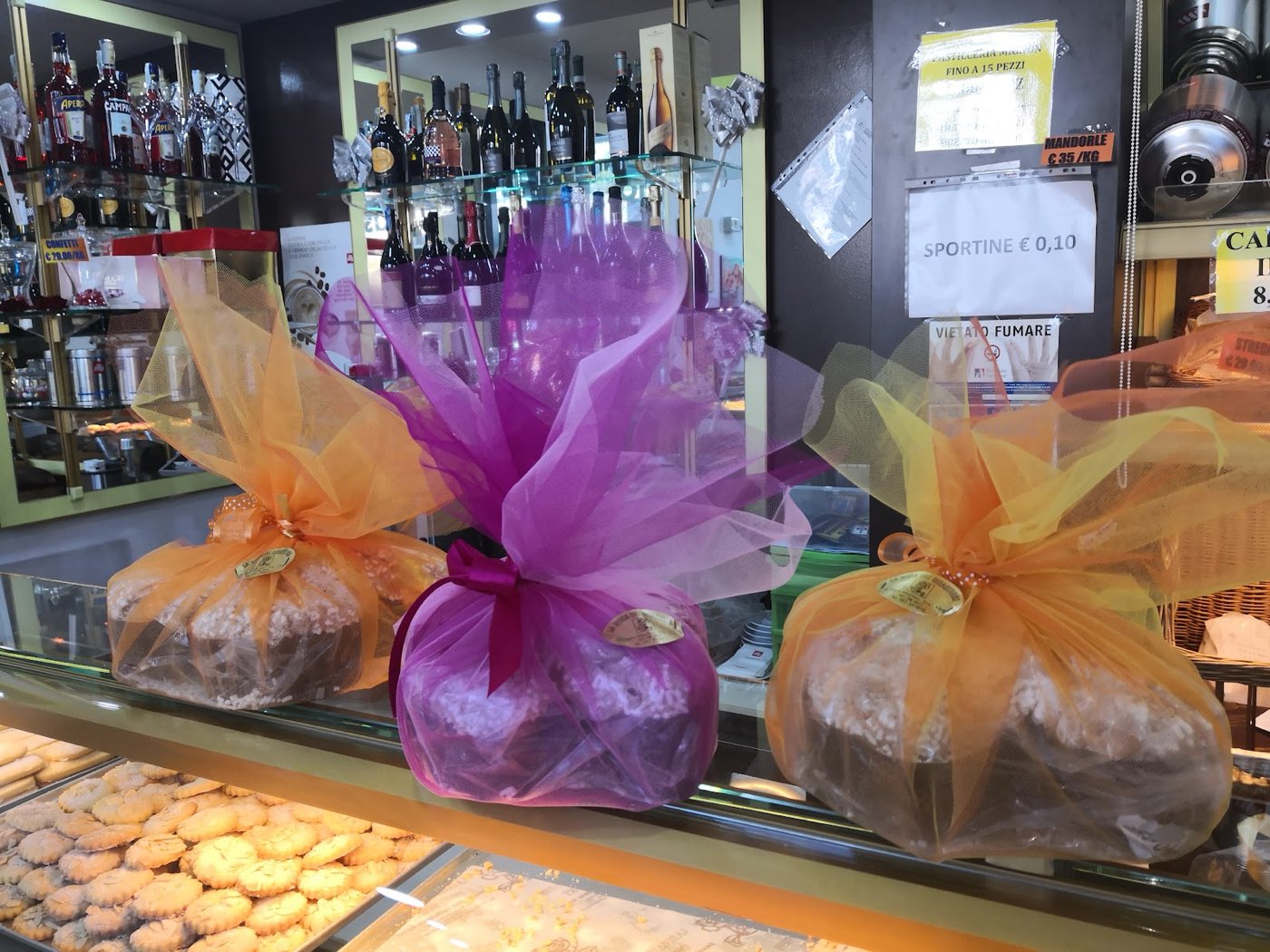 Il banco bar con i dolci confezionati e le bottiglie per l'aperitivo
