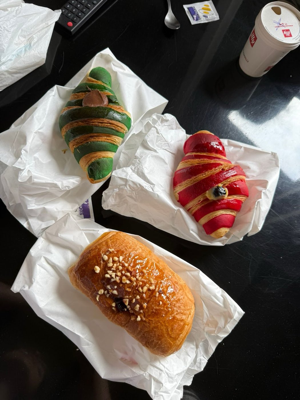 Cornetti e brioche del mattino, tra cui uno al pistacchio e uno alle fragole